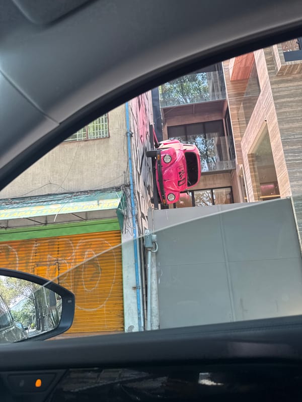 Pink Volkswagen Beetle spotted on Mexico City street