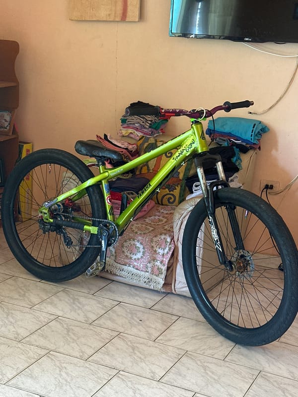 Venezuelan cyclist documents bike and shares casual messages