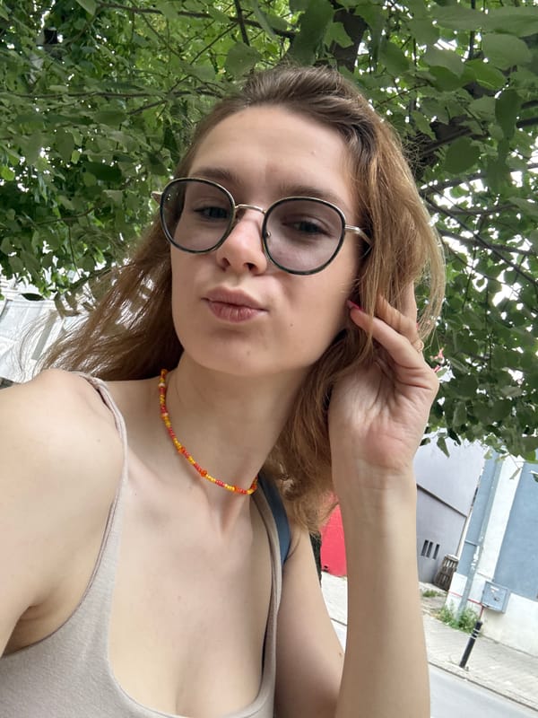 Woman takes selfies in multiple locations in Kragujevac