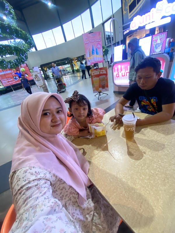 Family enjoys casual dining outing in Surabaya food venues