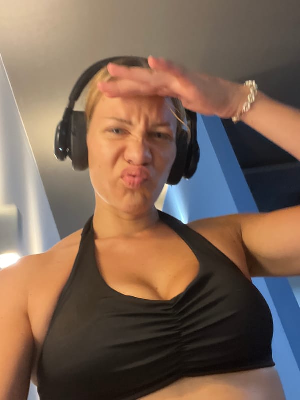 Gym selfie session in Altötting, black athletic wear and headphones