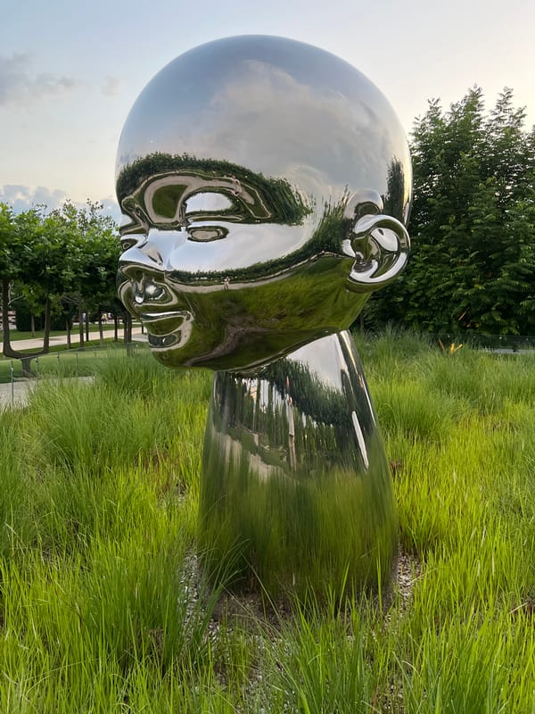 Krasnodar park sculptures draw attention at dusk