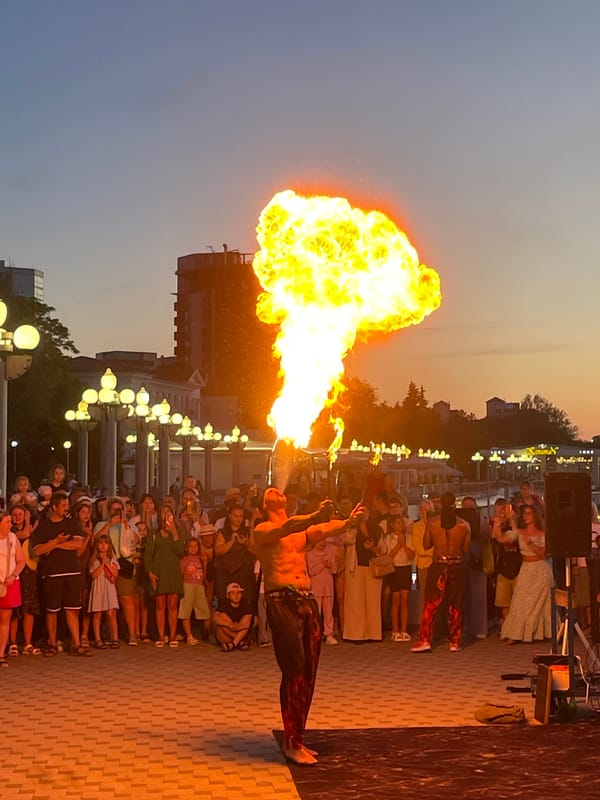 Street performers and sunset crowds at Anapa's Black Sea promenade