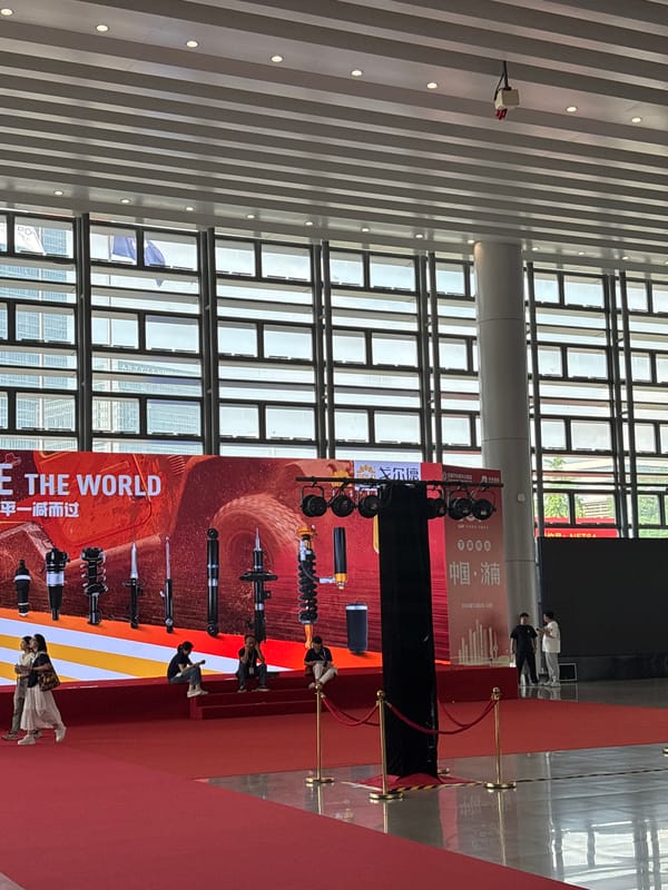 Auto parts trade fair draws crowds in Liangjiang