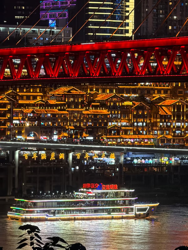 Chongqing waterfront comes alive with lights, vendors, tourists