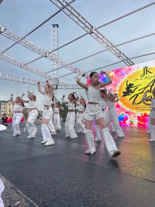 Children's dance performances draw crowds to Kokshetau park festival