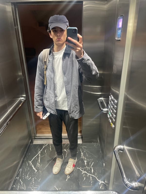 Young man takes mirror selfie in Interlomas elevator