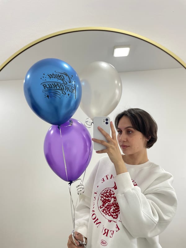 Young person takes mirror selfie with balloons in Izhevsk