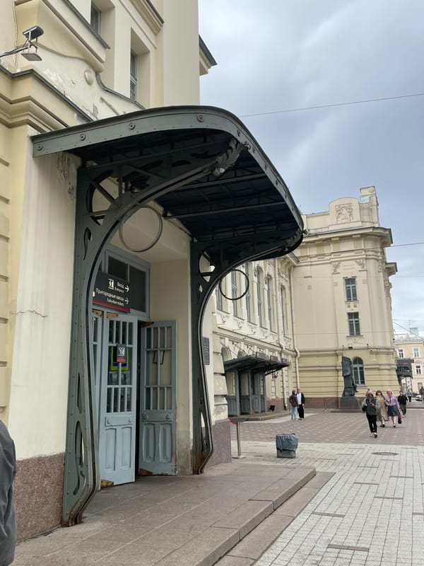 Quick tour of Saint Petersburg's historic architecture and metro