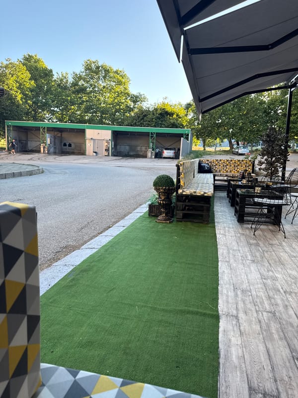 Afternoon cafe hangout with hookah and selfies in Sliven