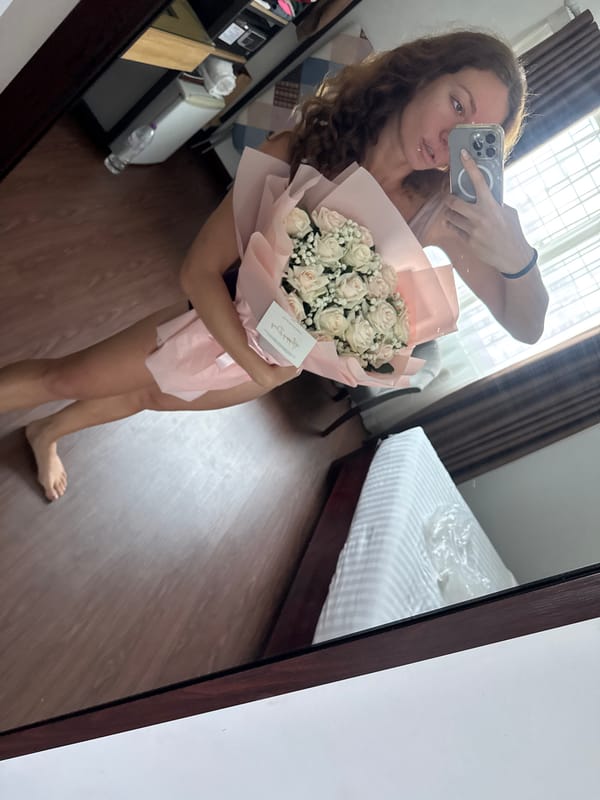 Pink rose bouquet, Hanoi bedroom, mirror selfie moments