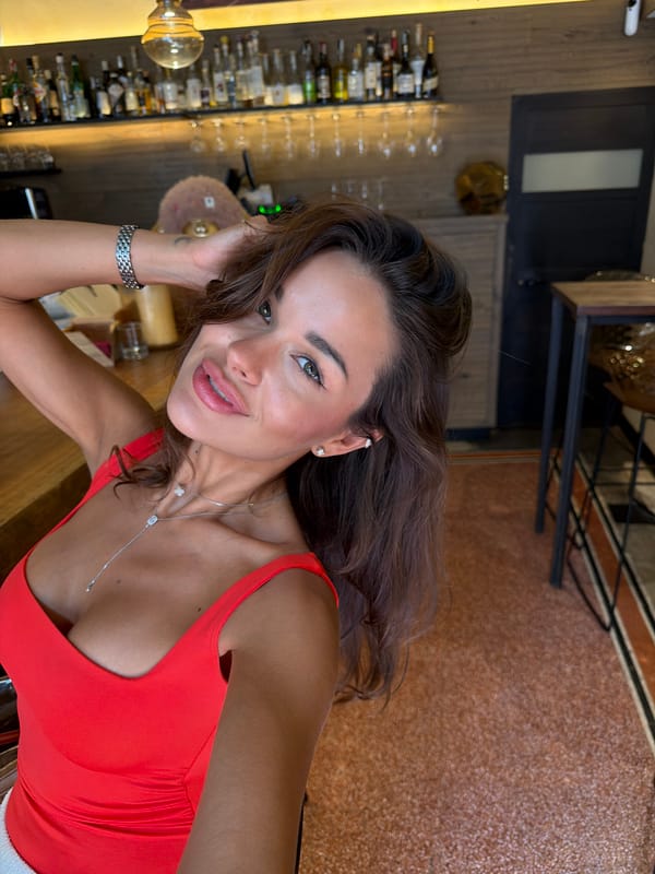 Lunch hour in Mozzo: a local bar, cobblestones, and a street violinist