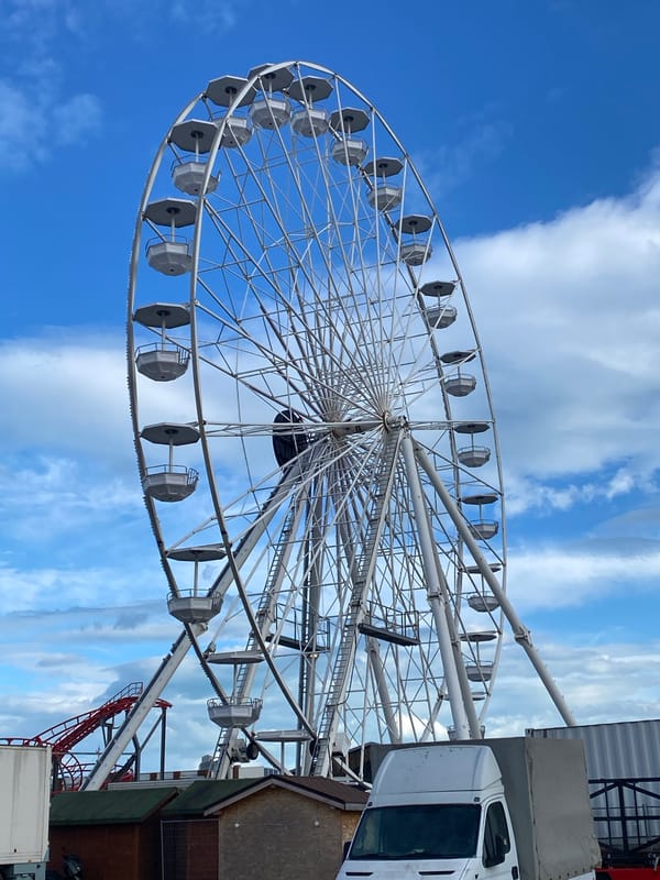 Varna Ferris wheel draws multiple observers on spring afternoon