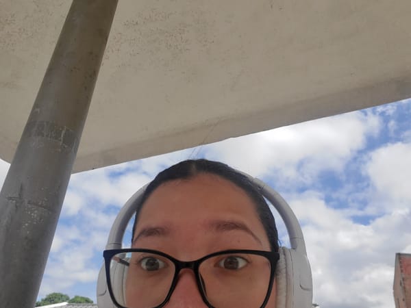 Person takes selfie with headphones in Curitiba