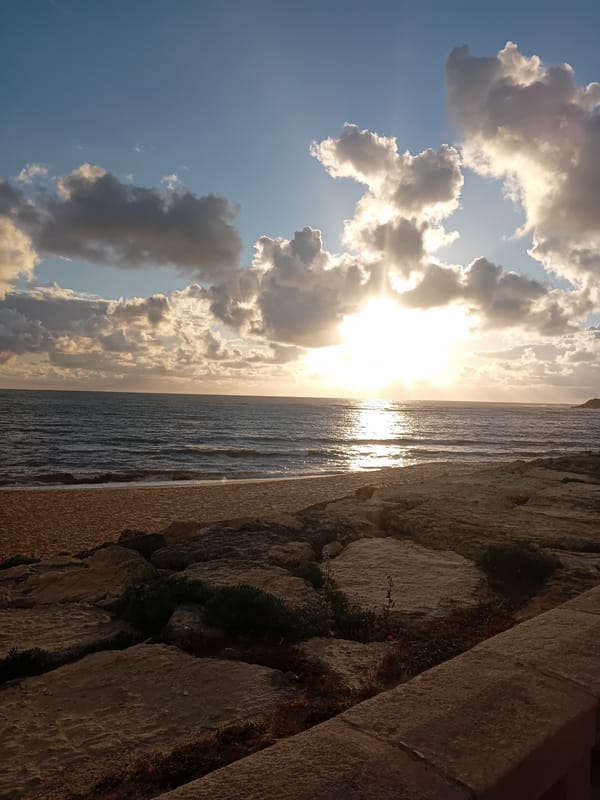 Coastal sunset documented over 15 minutes by single witness