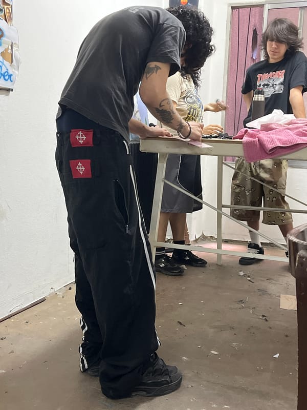 Textile workshop activity documented in Bahía Blanca studio