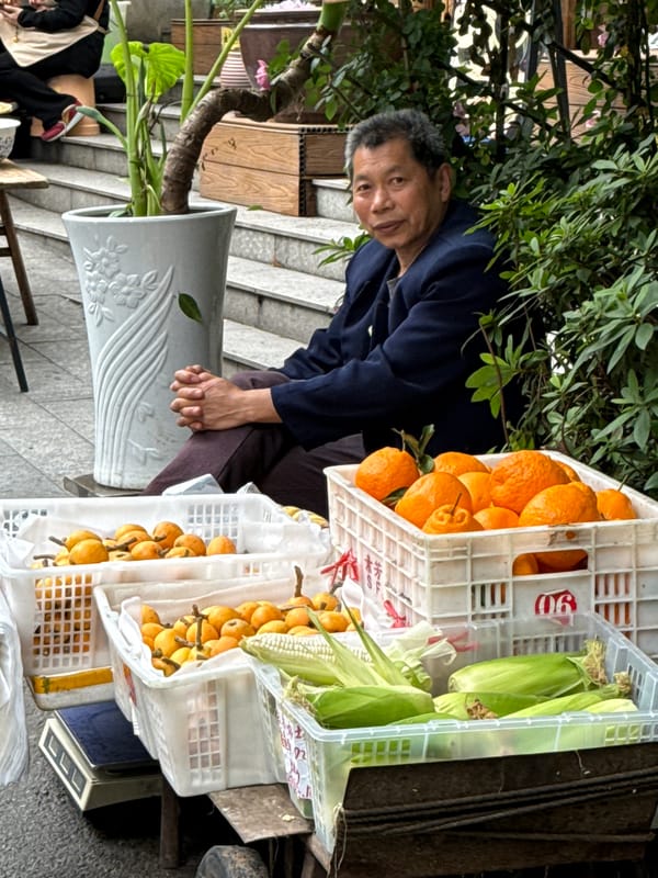 Morning scenes documented across Yuzhong District, China