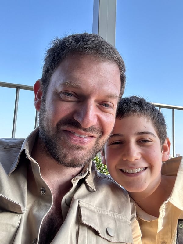 Morning dining scenes observed across Milan restaurants and cafes