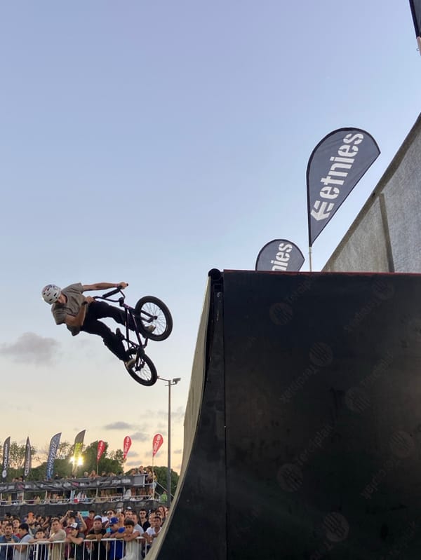 Extreme sports event draws crowds in Buenos Aires