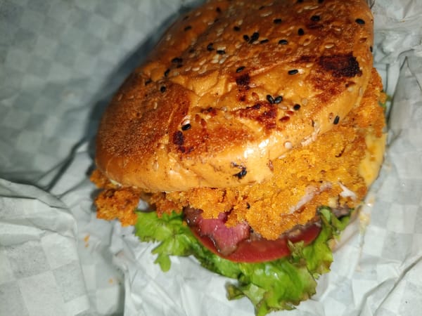 Late-night burger meal documented in Tinaquillo, Venezuela