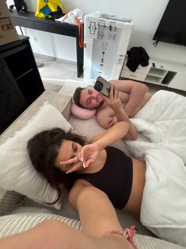 Couple takes bedroom selfies in Mönchengladbach
