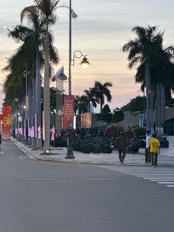 Dusk activity near Đà Nẵng's Sun Wheel waterfront area
