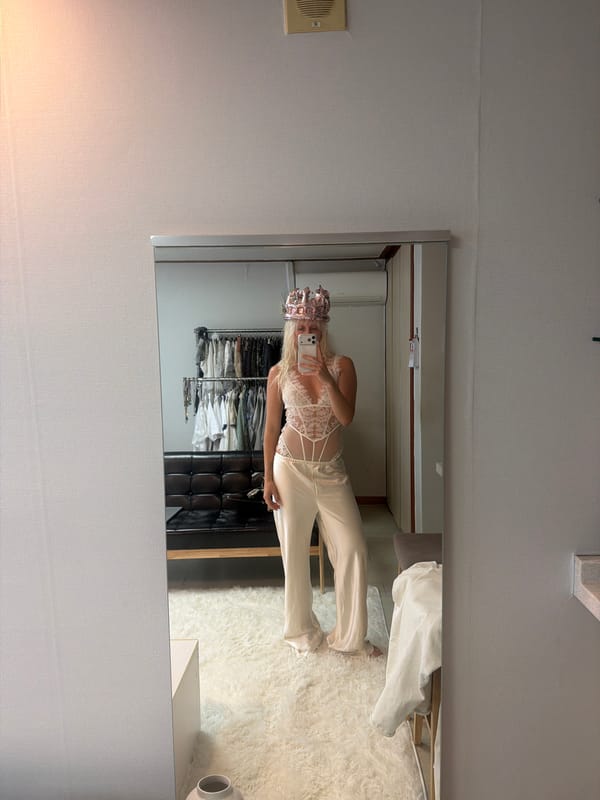 Woman takes late-night mirror selfie with hair rollers in Seoul