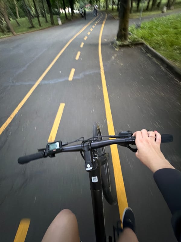 Cyclist documents bike ride through Burgas park with selfies