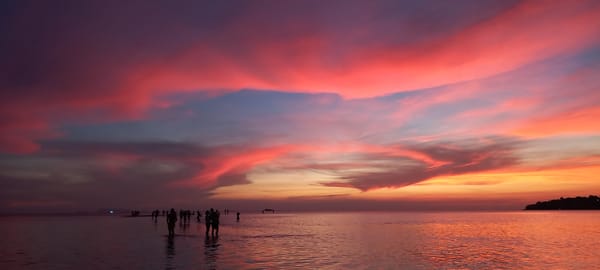 Spectacular sunset draws beachgoers to Baan Sri Thanu, Thailand