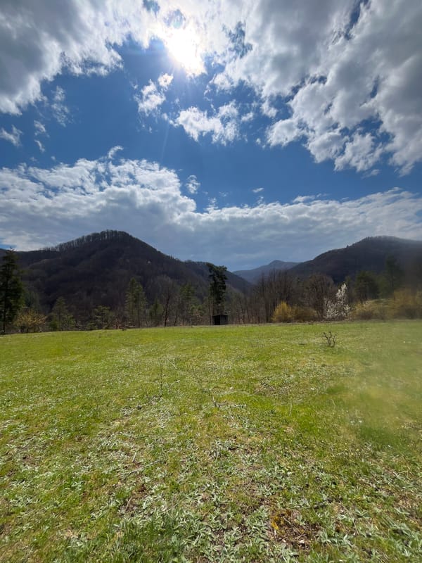 Clear skies, scattered clouds observed in Srednogortsi, Bulgaria