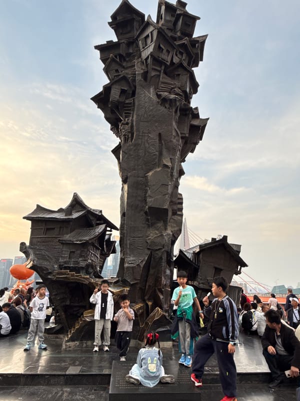 Traditional costume performers draw crowds in Chongqing's Yuzhong District
