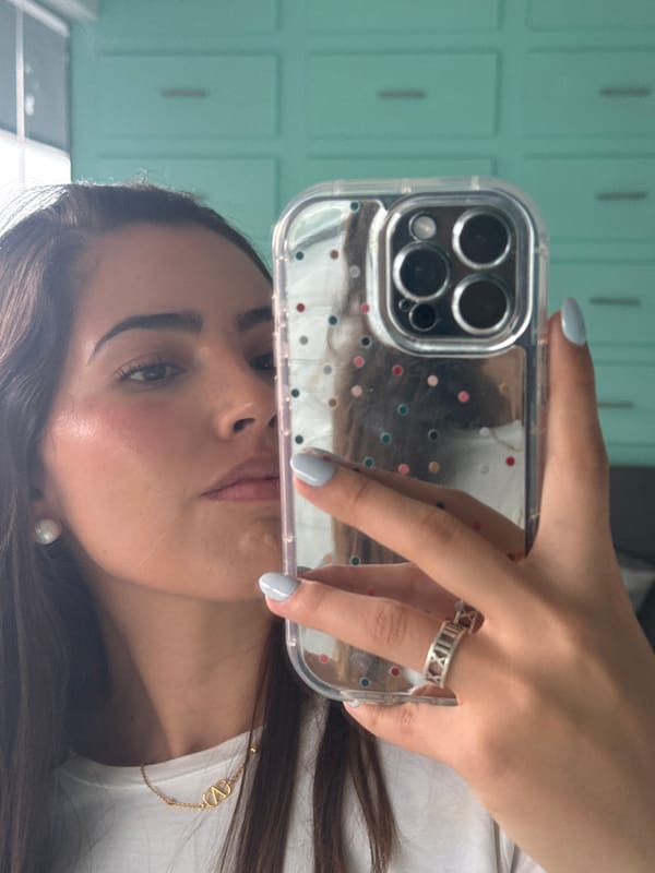 Woman documents beauty routine with selfies in Mexico