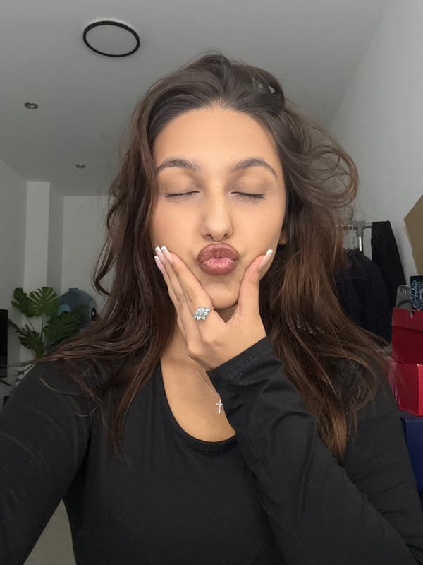 Morning selfie session captured in Mönchengladbach apartment