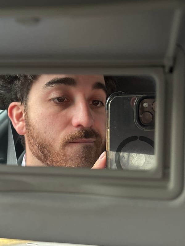 Man takes selfie in rearview mirror in Puebla