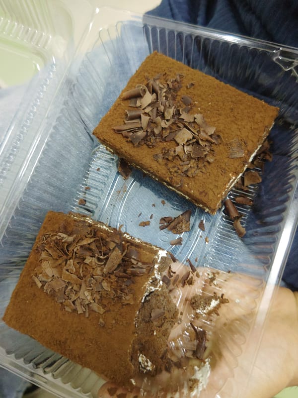 Morning desserts and student crowds captured in Chongqing tech district