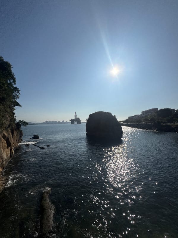 Guanabara Bay views: oil rig, rowboat, and Niterói skyline