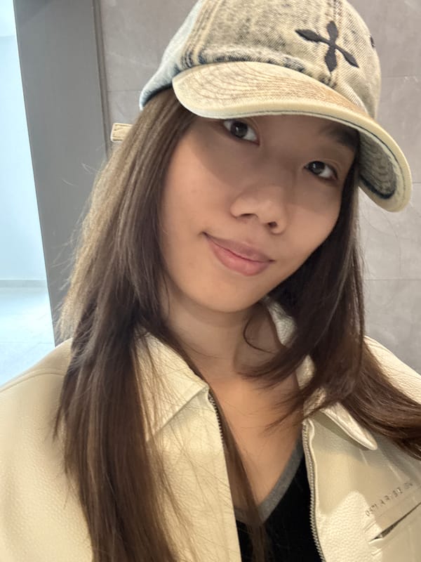 Woman takes late-night selfies in Nan'an District