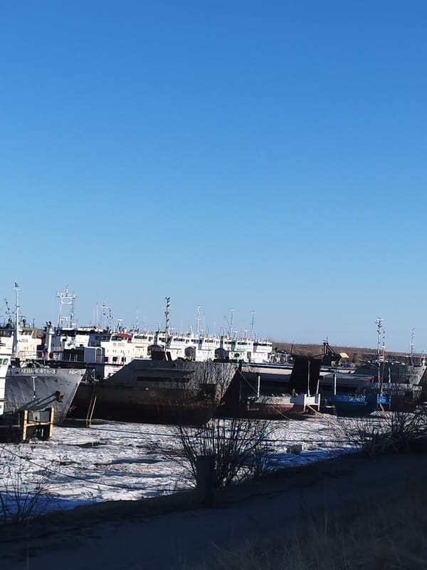 Harbor documentation captured in Zhatay, Russia amid spring ice