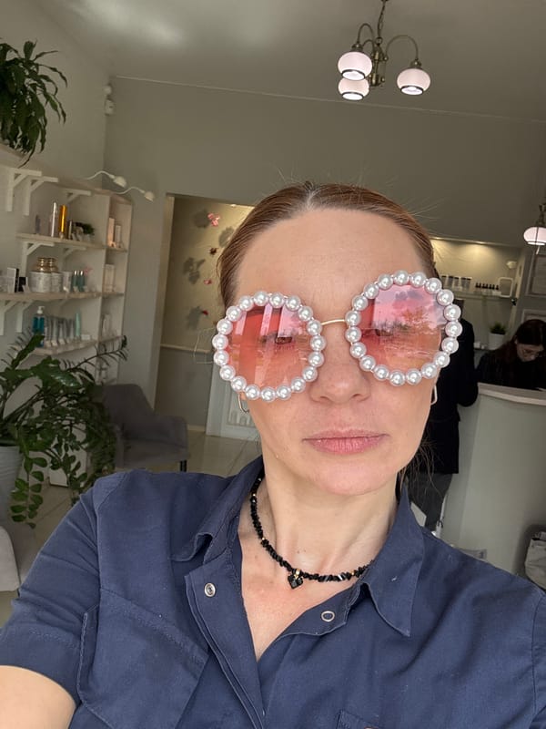 Woman in pearl sunglasses spotted in Vsevolozhsk