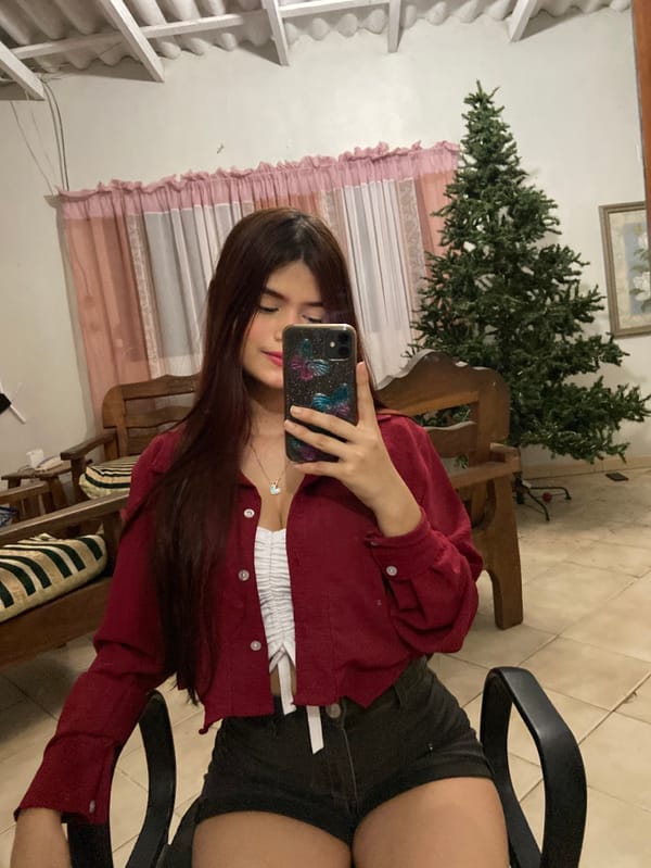 Woman Takes Extended Mirror Selfie Session in Venezuelan Home