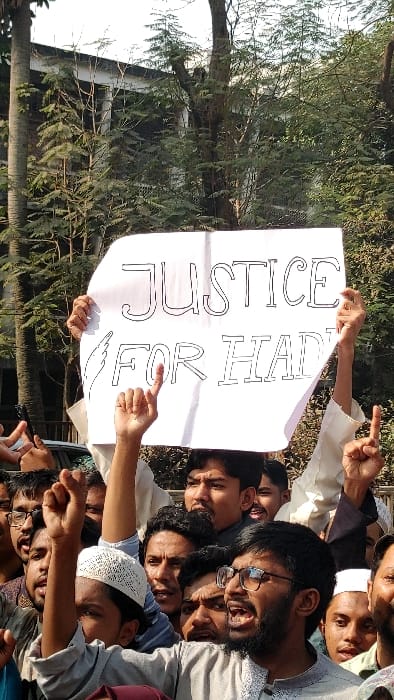 Justice protest draws crowds in Dhaka near university campus