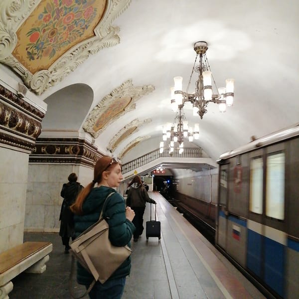 Tourist captures Soviet-era artwork at Moscow's Kievskaya metro station