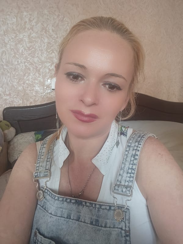 Daily life documented in Chernihiv through selfies and streetscapes