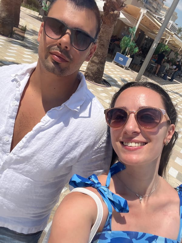 Tourist captures Alicante waterfront scenes during Saturday afternoon visit
