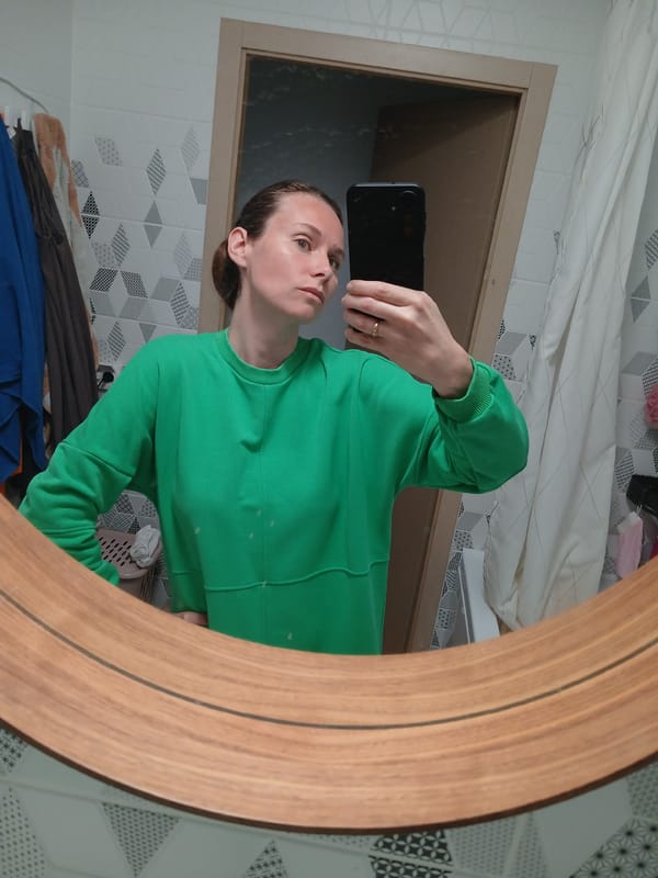 Green sweatshirt selfie session in a Yekaterinburg apartment
