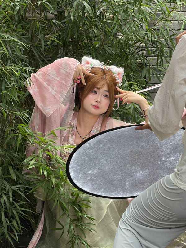 Hanfu photo shoots and street life in Yuzhong District