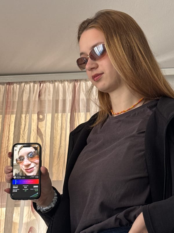 Young woman poses for photos indoors in Kragujevac