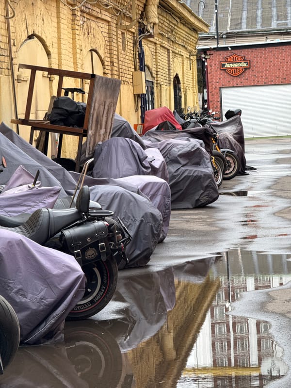 Early morning Moscow street scenes documented by witness
