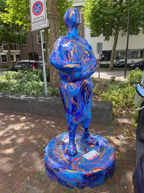 Public art and street performances observed around Gouda station
