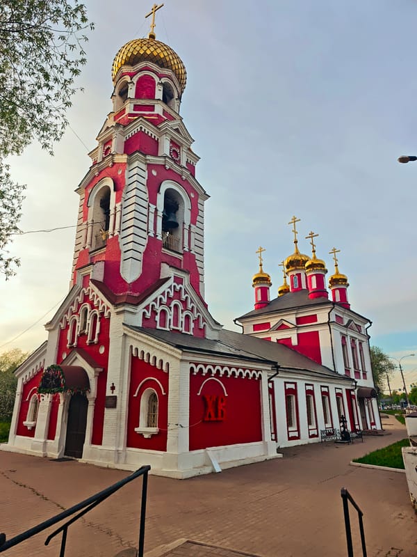 Witness captures Dmitrov landmarks, amusement park, and delivery robot
